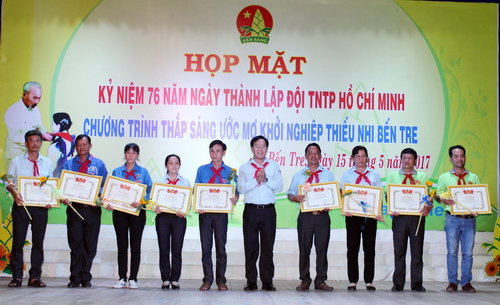 Trao Bằng khen cho 18 giáo viên Tổng phụ trách Đội tiêu biểu tỉnh Bến Tre năm 2017
